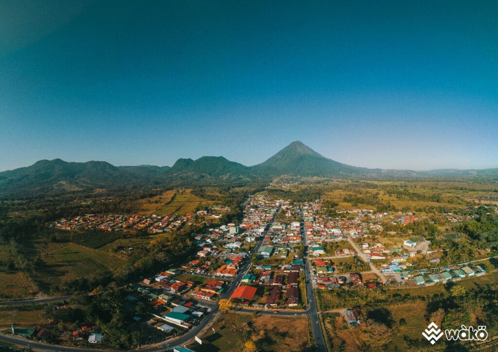 Vista aérea del Volcán Arenal y La Fortuna, Costa Rica, rodeados de naturaleza tropical.