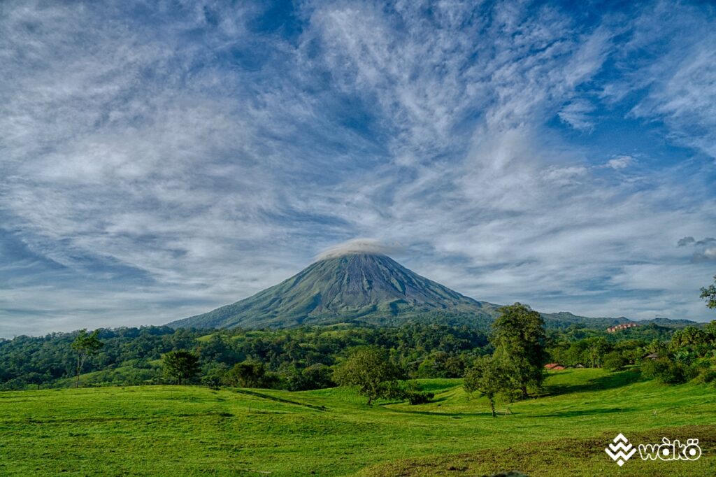 olcán Arenal en un día despejado con cielo azul, visto desde La Fortuna, Costa Rica.