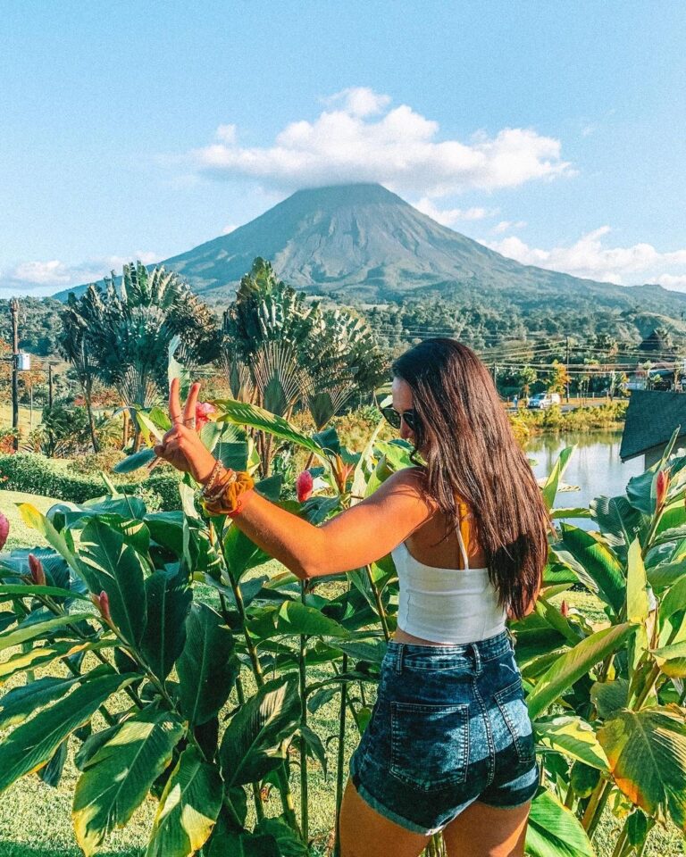 Vista panorámica del Volcán Arenal desde Montaña de Fuego Eco Resort & Spa en La Fortuna, Costa Rica.